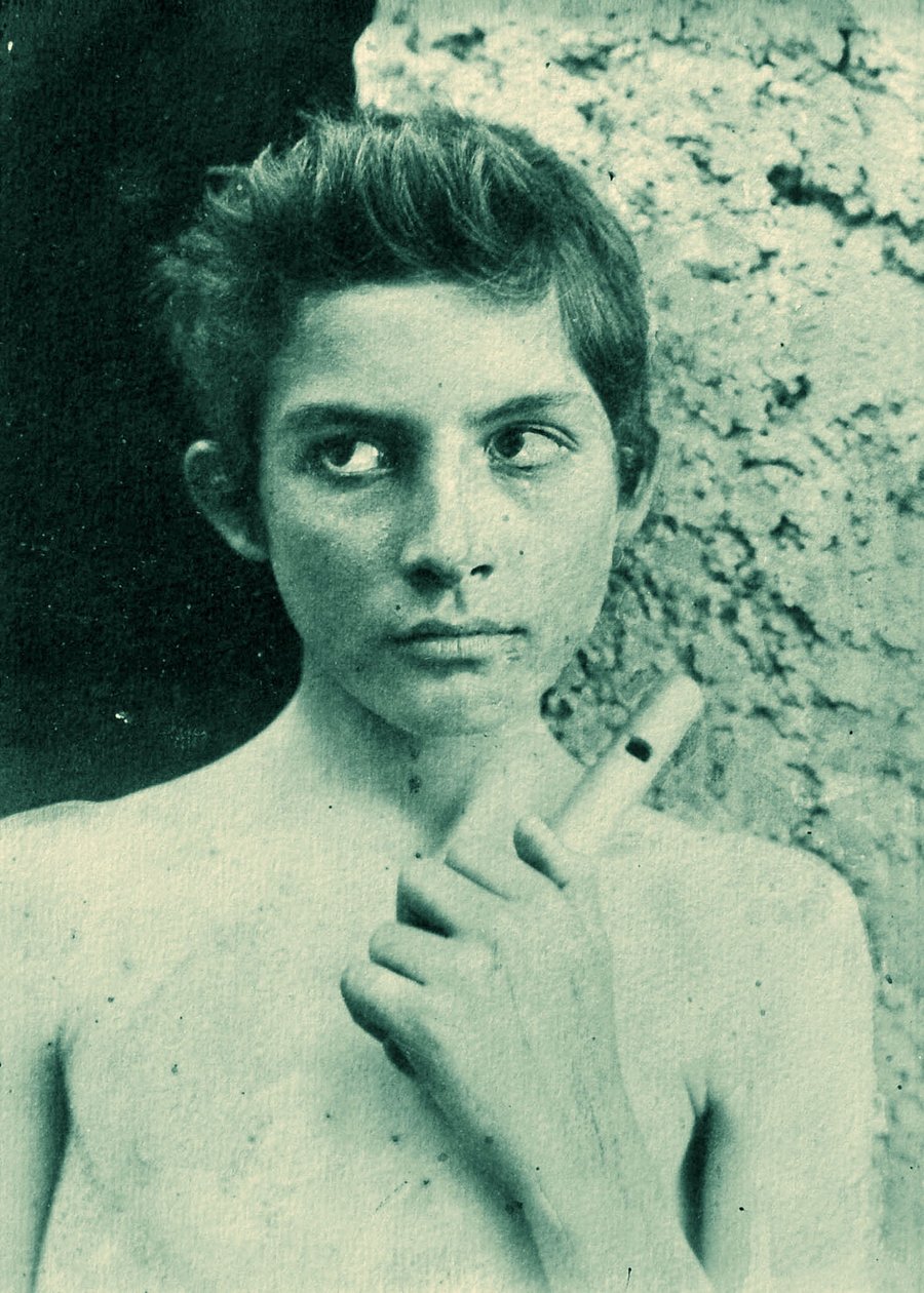 Retrato de un niño siciliano sosteniendo una flauta, c. 1899 de Baron Wilhelm von Gloeden
