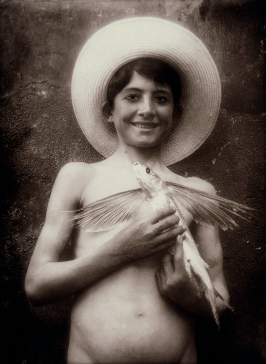 Niño con pez volador, Sicilia, c.1895 de Baron Wilhelm von Gloeden