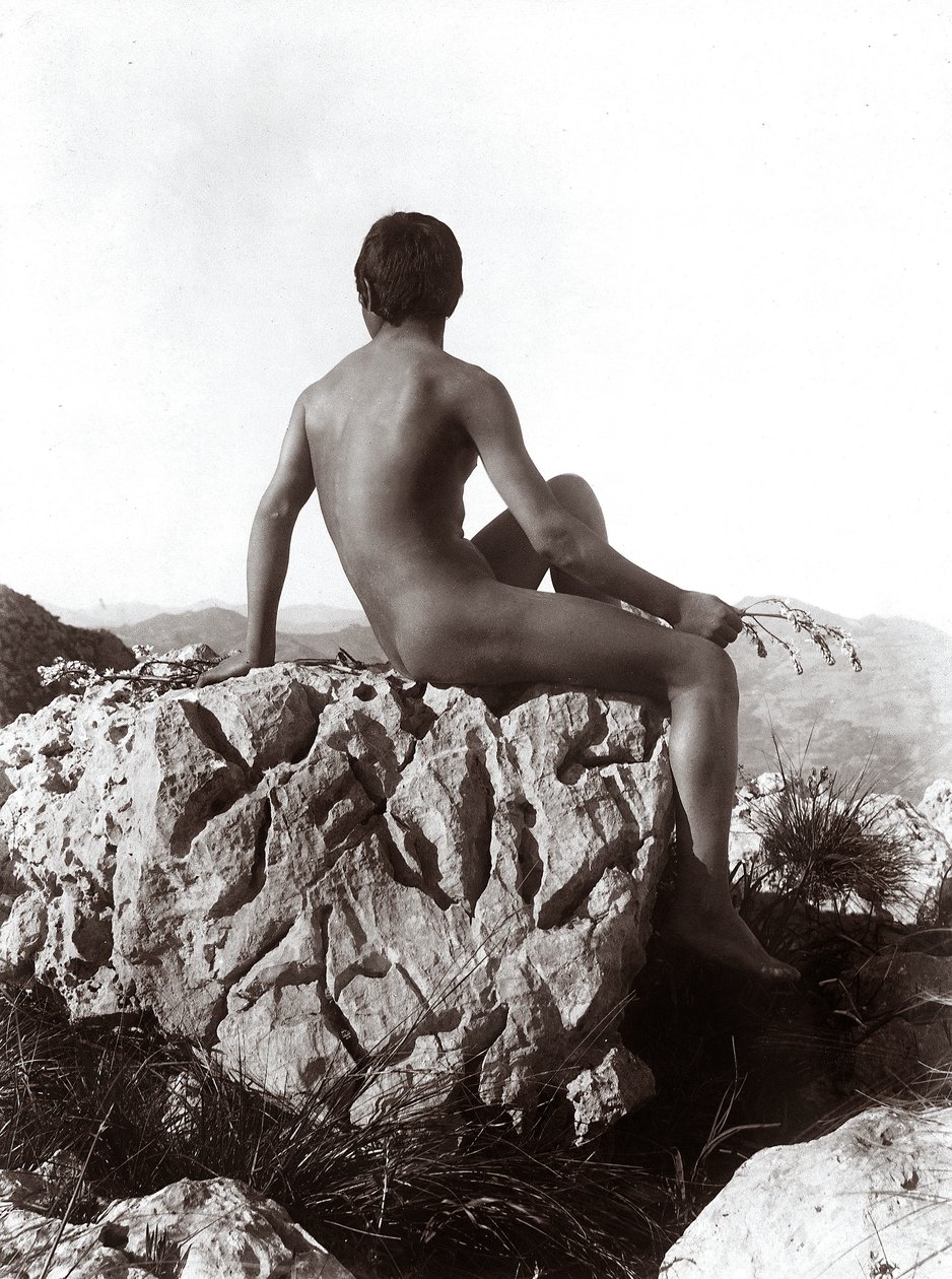 Joven posando sobre una roca de Wilhelm Baron von Gloeden