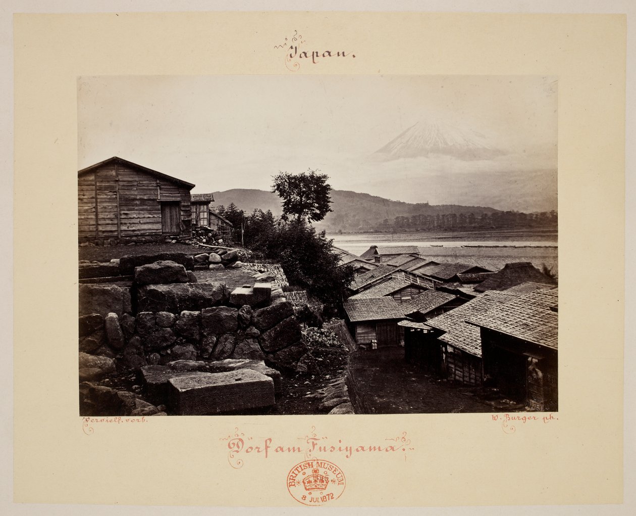 Fusiyama. House y el monte Fuji al fondo. de Wilhelm J. Burger