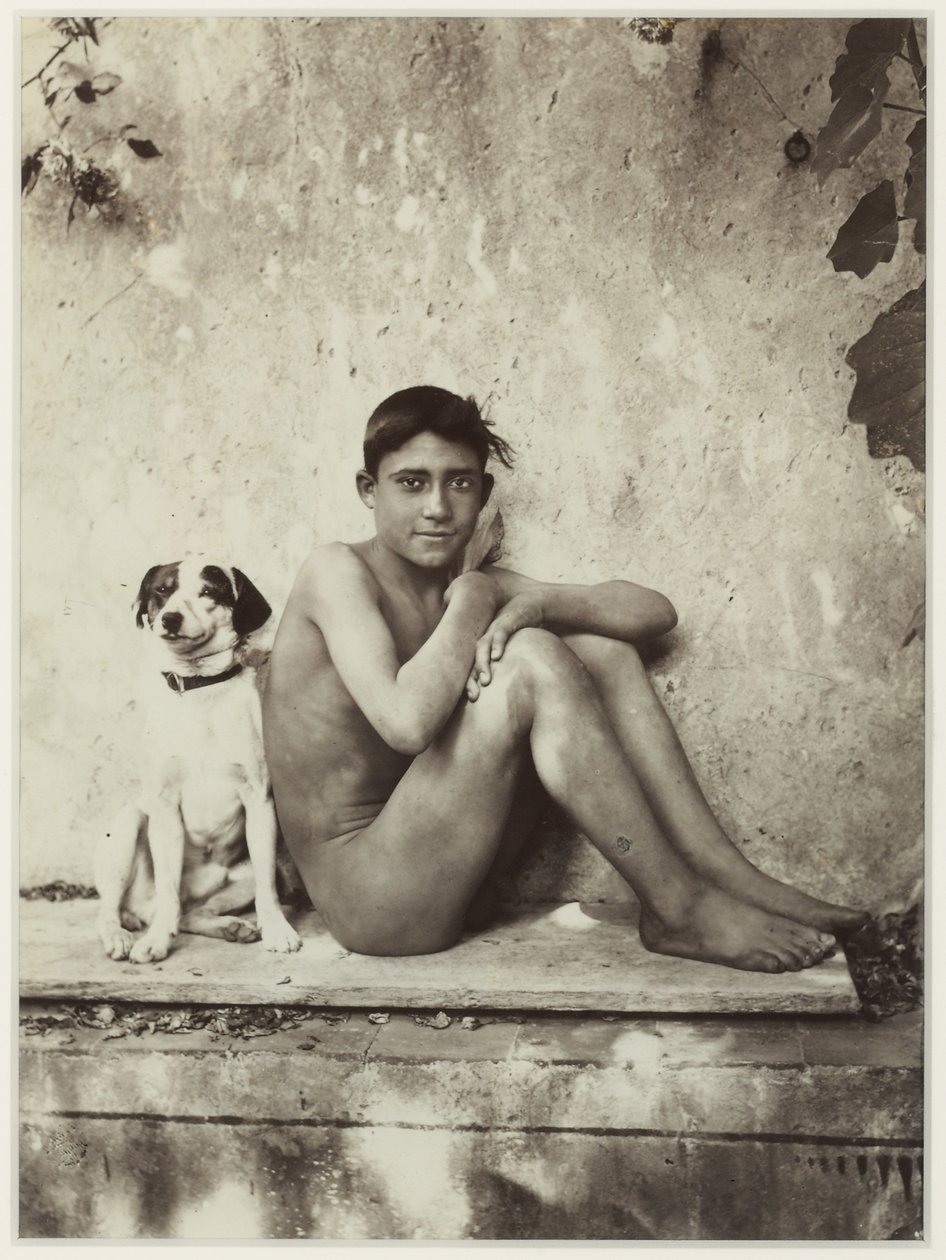Niño y su perro, Taormina, Italia, c.1900 de Baron Wilhelm von Gloeden