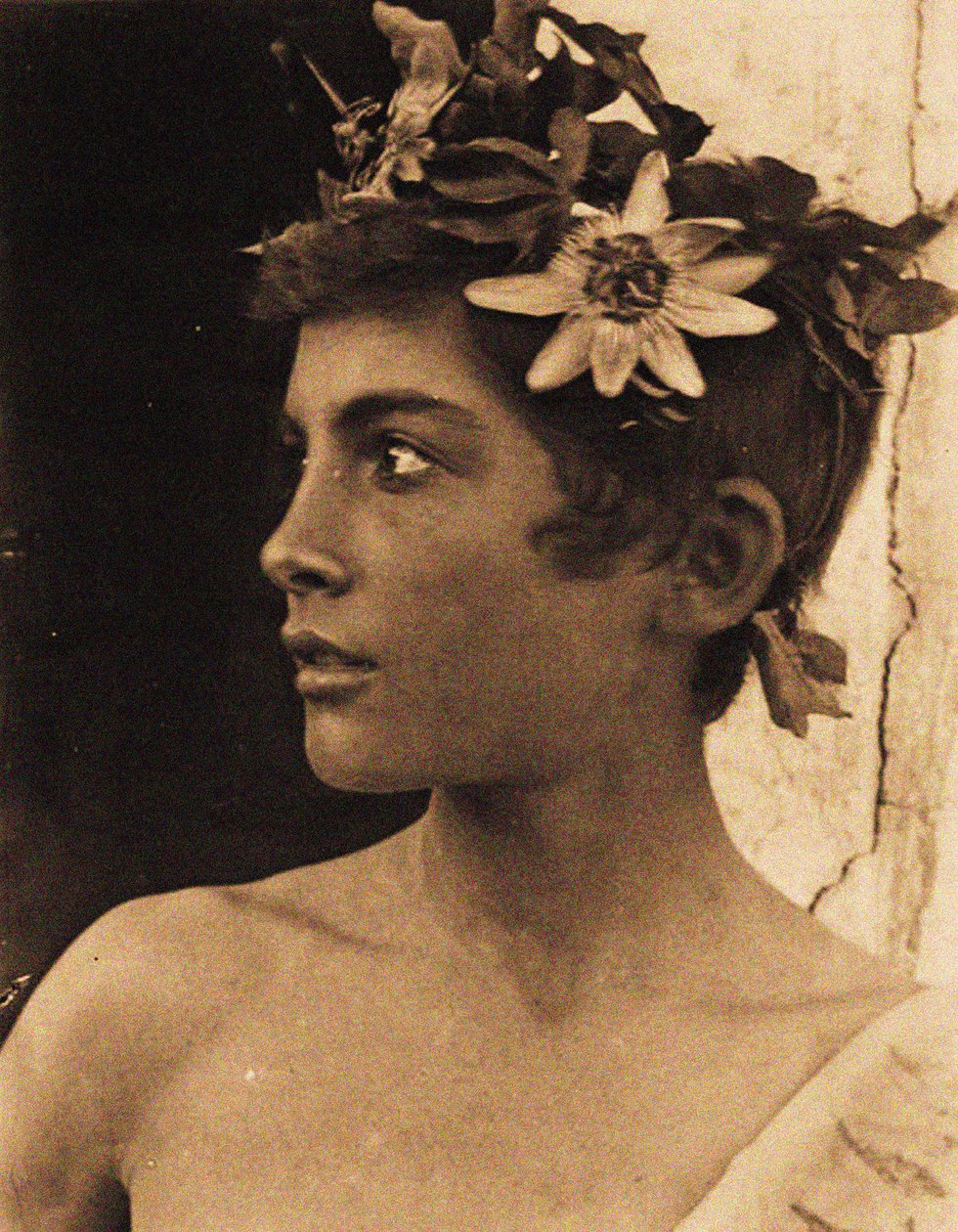 Estudio de un niño siciliano con flores de la pasión en el cabello, Sicilia, c.1899 de Baron Wilhelm von Gloeden
