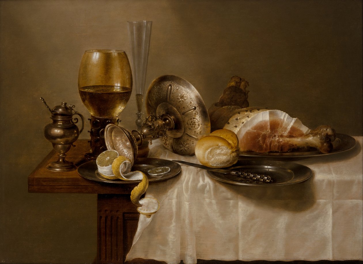 Un bodegón con un romero, una tazza de plata volcada, una flauta, un panecillo y jamón sobre una mesa de Willem Claesz. Heda