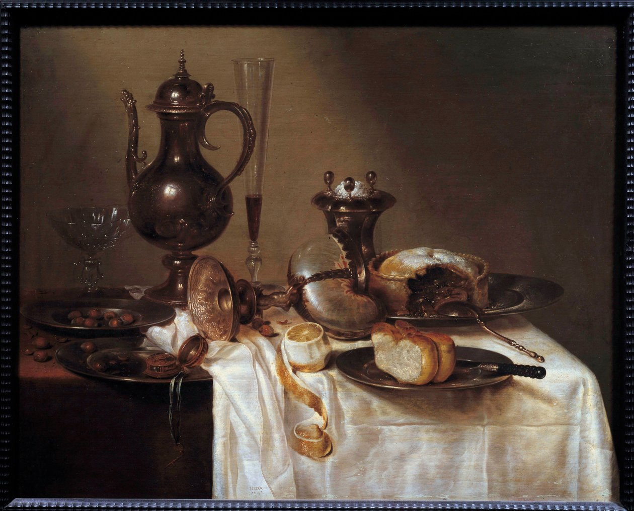 Bodegón en la mesa con cubiertos de plata, un pan, una copa de vino, una tarta y un limón pelado de Willem Claesz. Heda