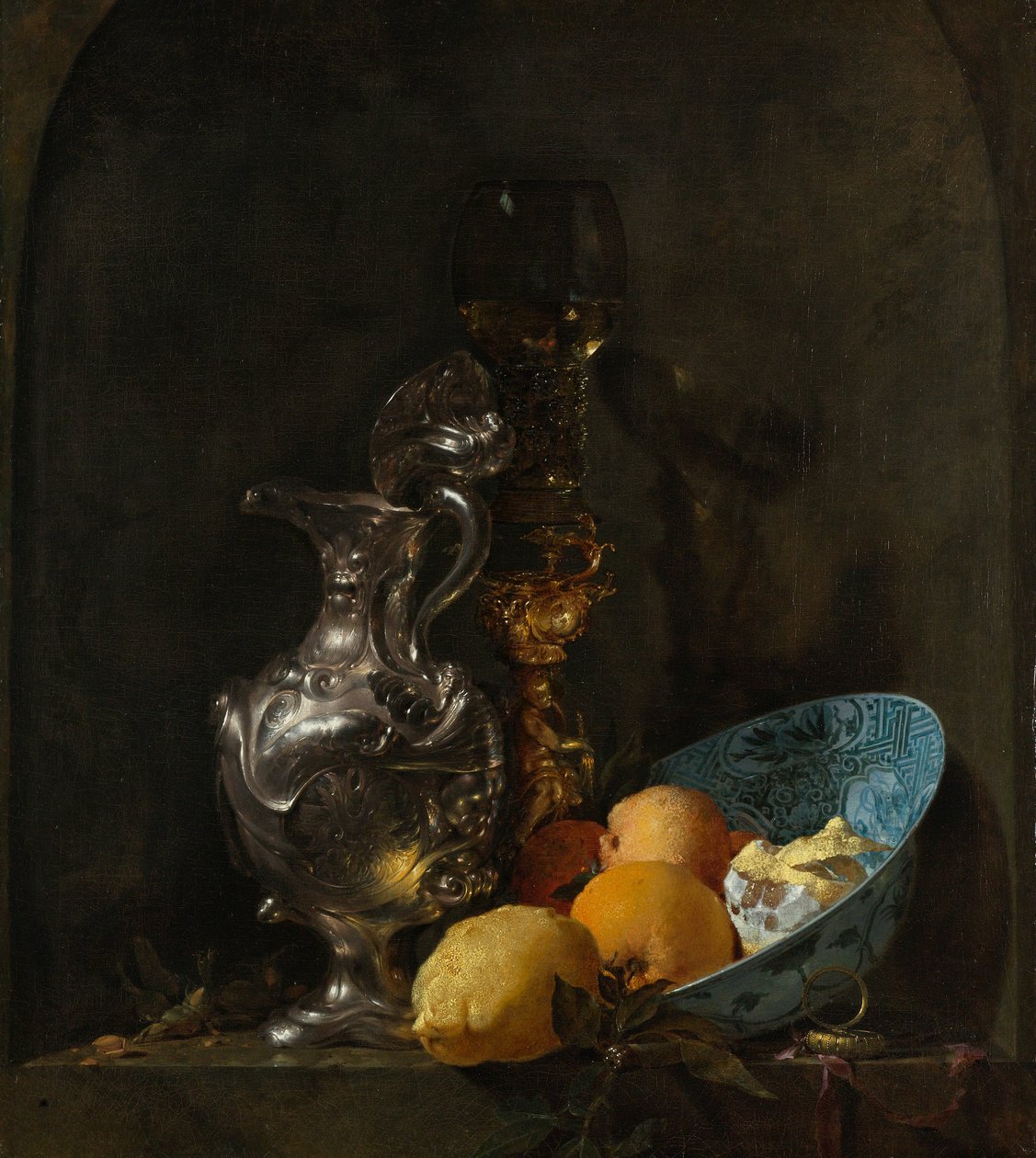 Bodegón con jarra de plata y cuenco de porcelana de Willem Kalf
