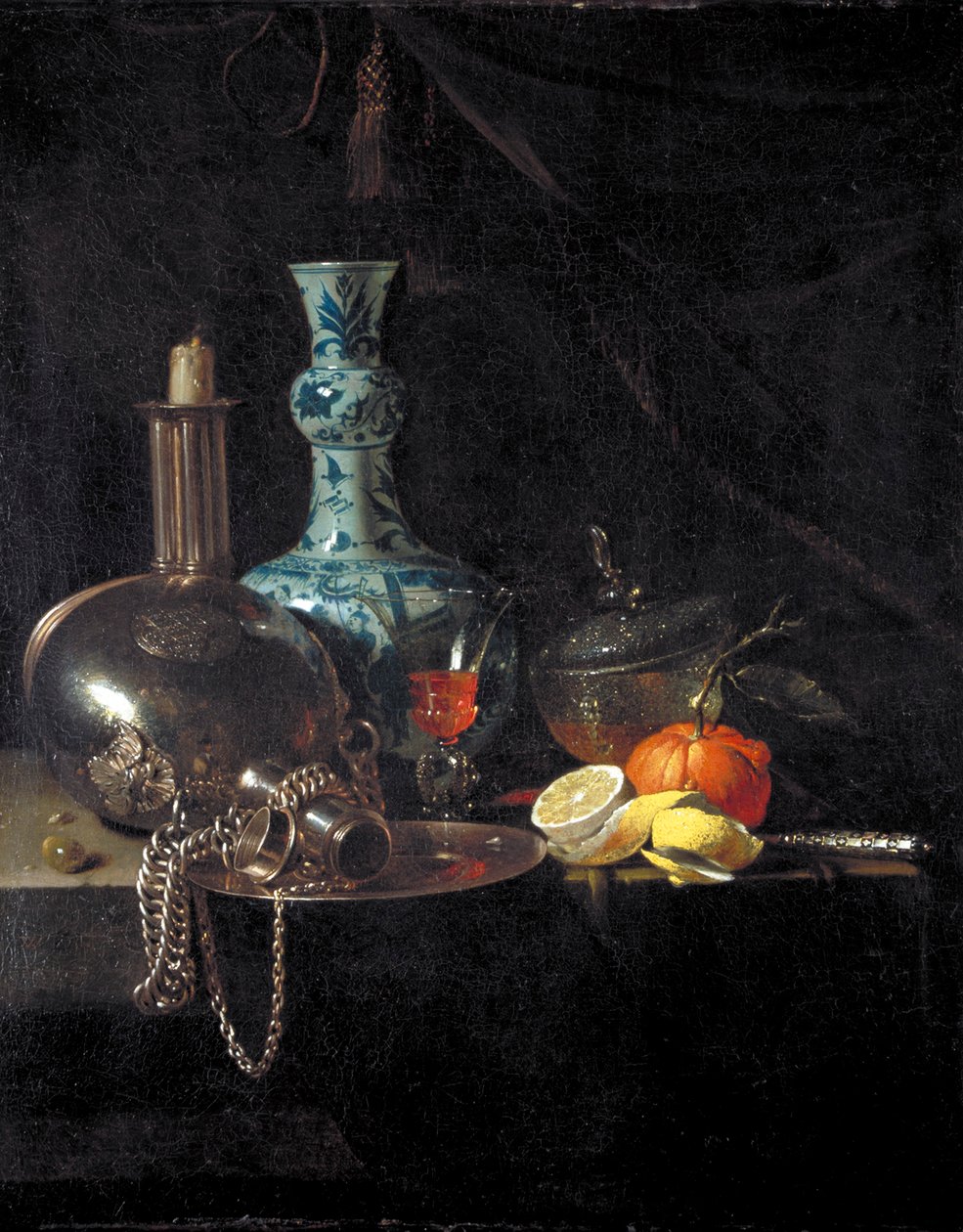 Naturaleza muerta con una botella de peregrino, candelabro, jarrón de porcelana y frutas, siglo XVII de Willem Kalf