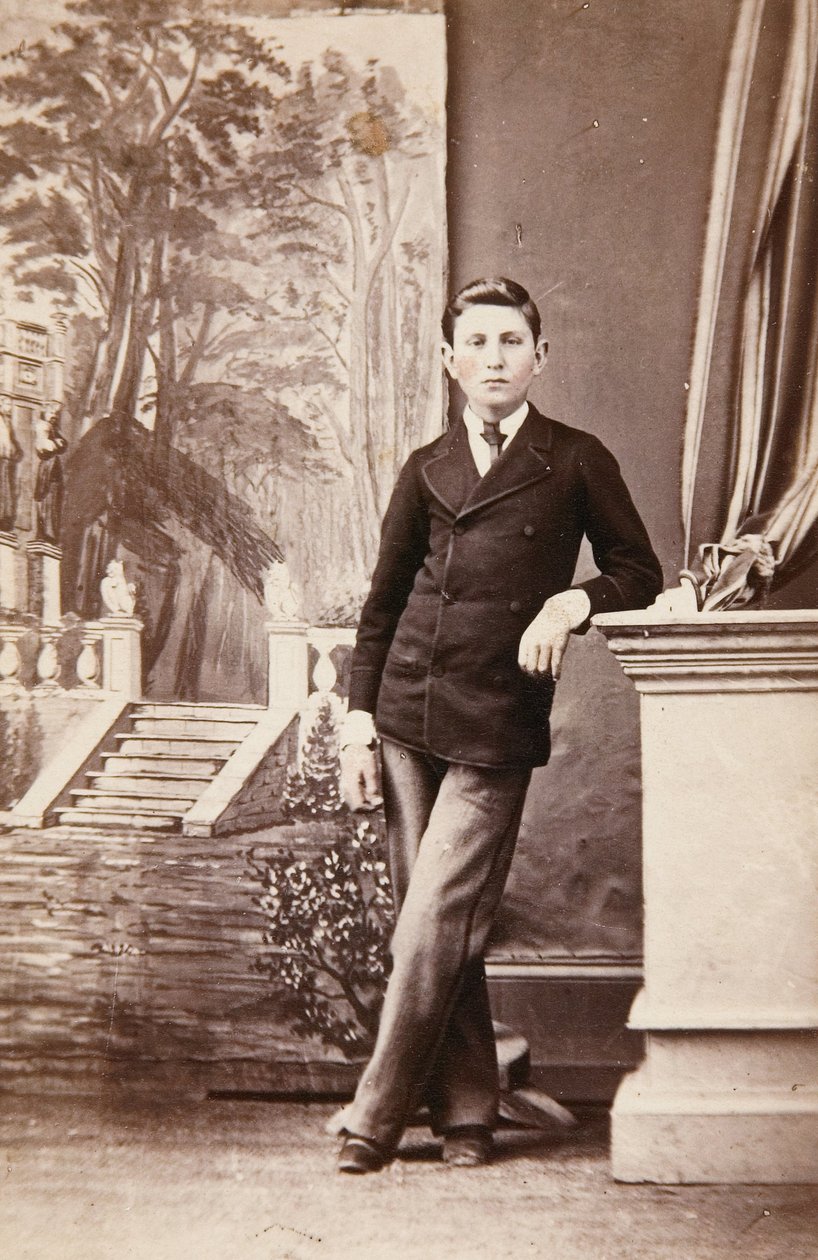 Retrato de estudio de un joven frente a un fondo pintado de escaleras y jardín de William Bentley