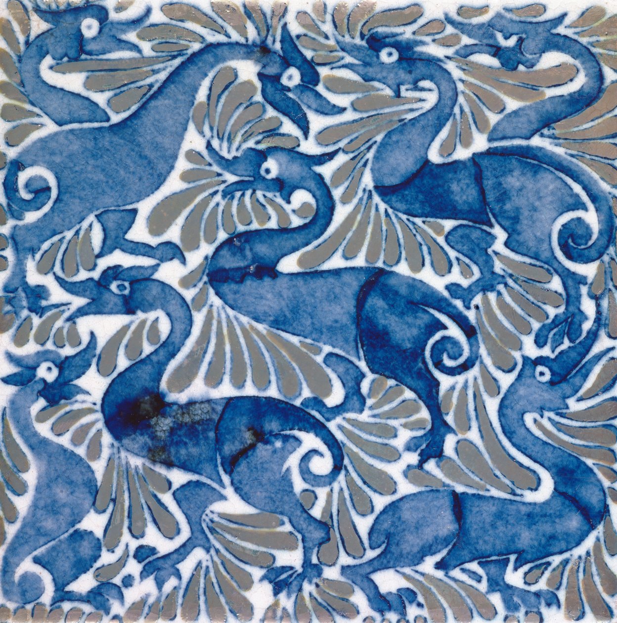 Azulejo con dragones azul oscuro parecidos a pájaros entre follaje, 1898 de William de Morgan