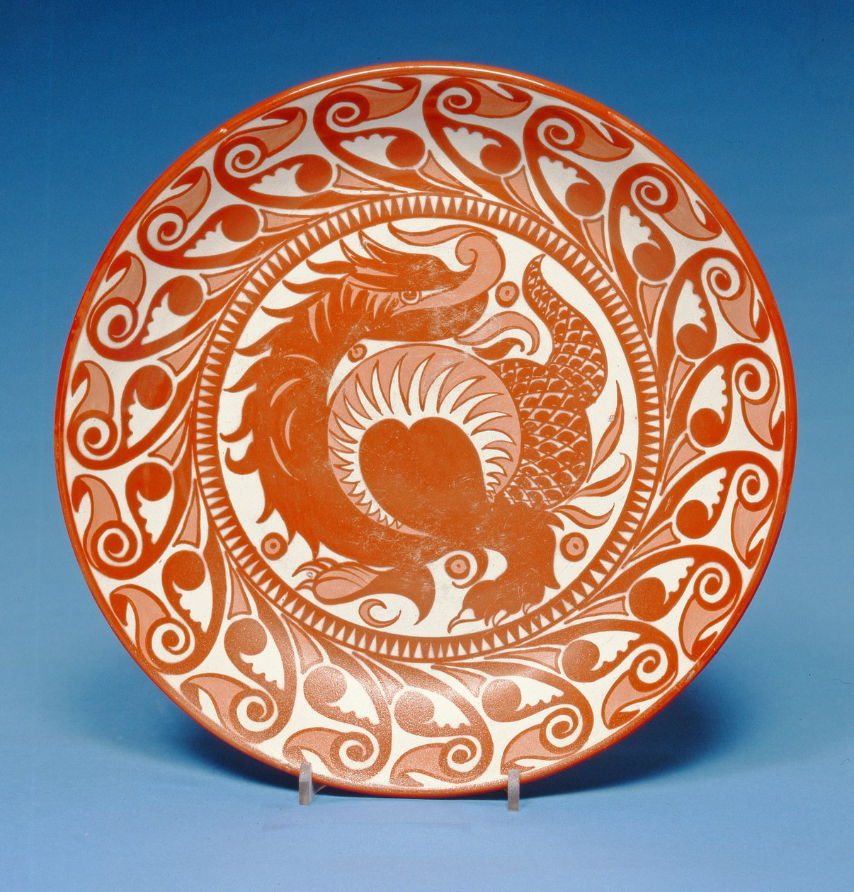 Plato de loza, decorado en lustre rojo con un dragón enroscado, c.1880-85 de William de Morgan