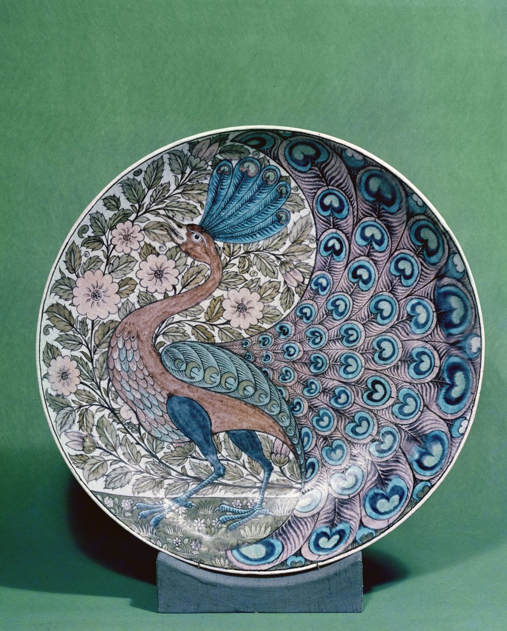Plato de loza pintado con un patrón de pavo real de William de Morgan