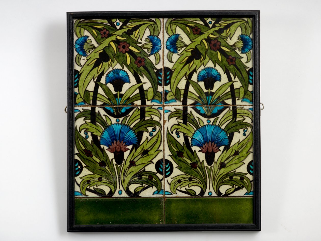 Panel de seis azulejos, cuatro pintados con claveles 