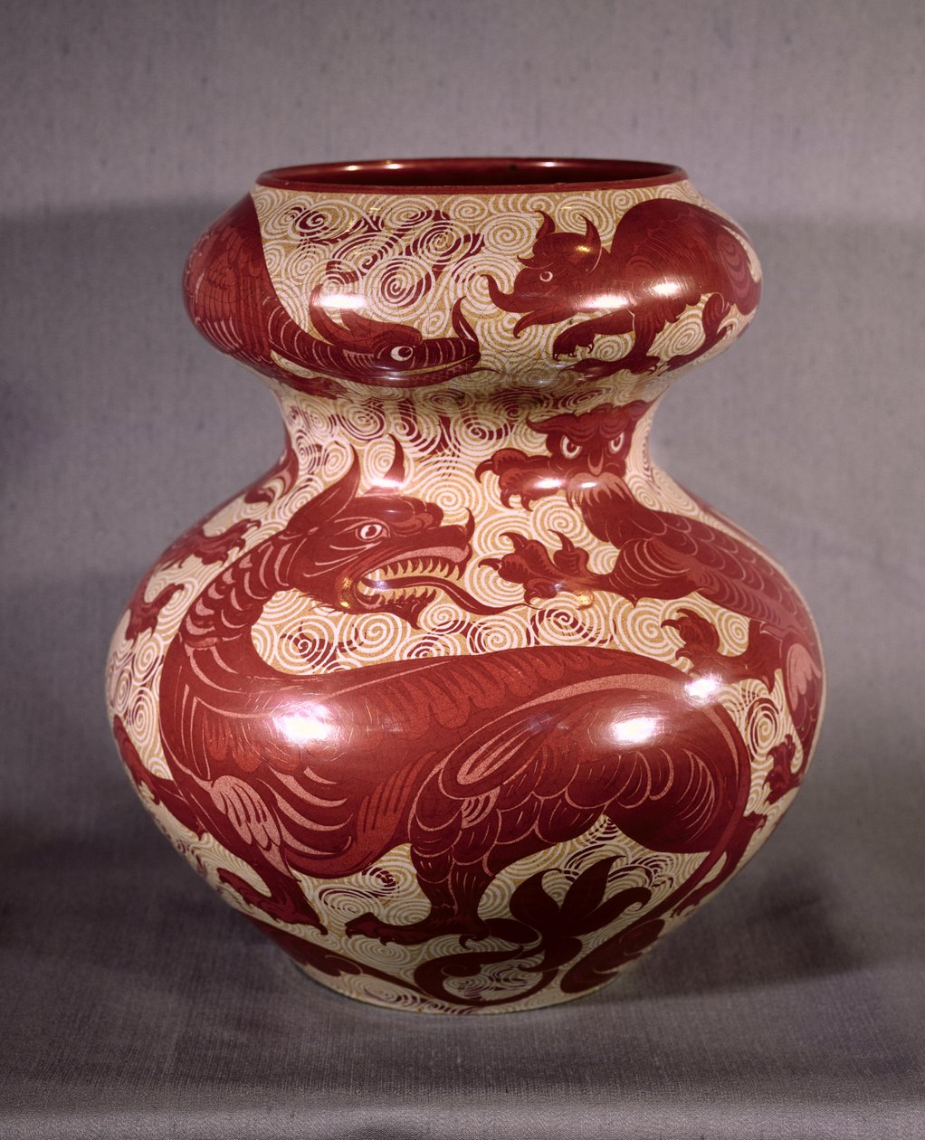 Jarrón decorado con un diseño de dragones en lustre rojo rubí sobre loza de color crema, finales del siglo XIX de William de Morgan