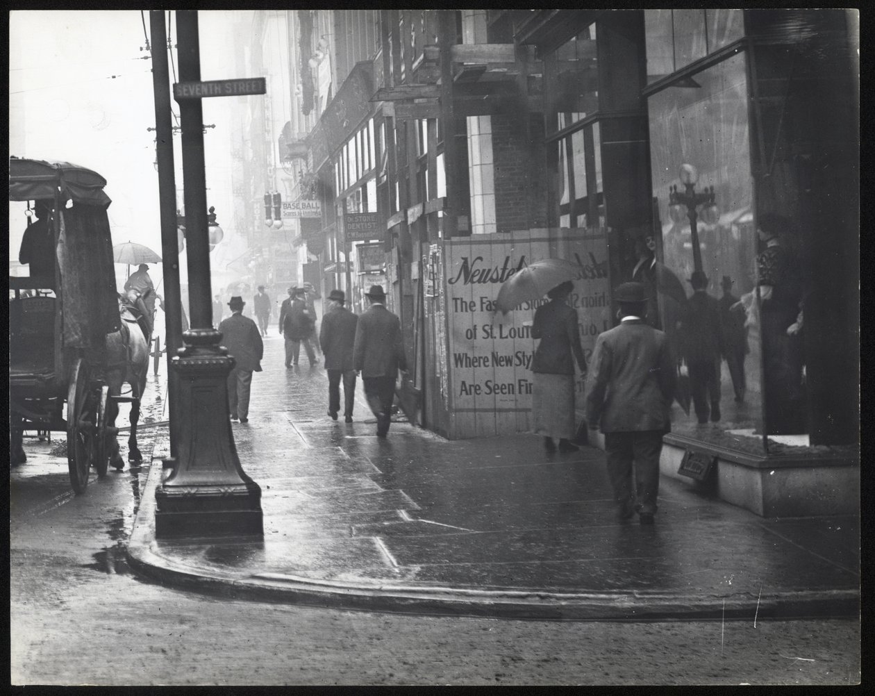 Fotografía horizontal en blanco y negro de peatones caminando por la avenida Washington bajo la lluvia de William G. Swekosky