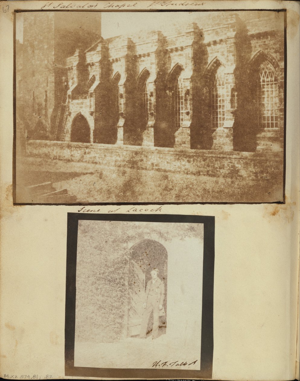 Un hombre de pie en una puerta en la Abadía de Lacock de William Henry Fox Talbot