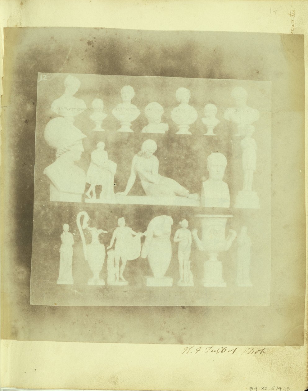 Moldes en tres estantes, en el patio de la Abadía de Lacock de William Henry Fox Talbot