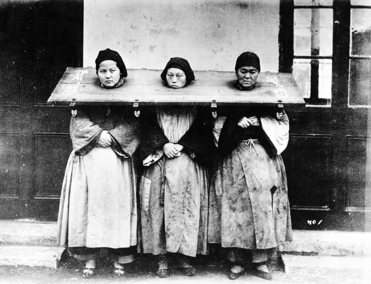 Castigo por delitos menores, China, c.1880 de William Saunders