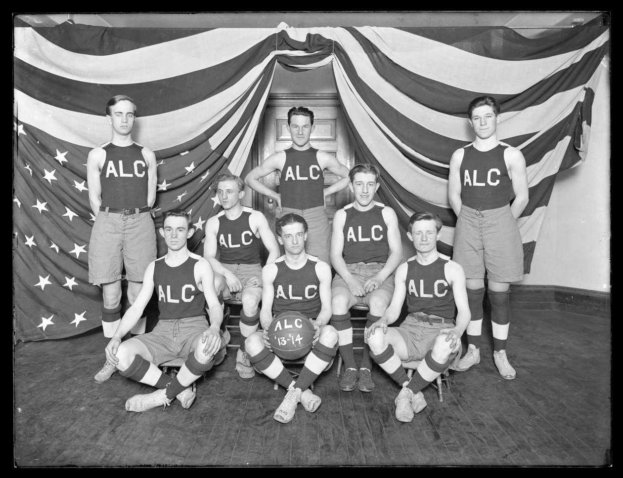 Retrato de grupo del equipo de baloncesto ALC, c.1913-14 de William Davis Hassler
