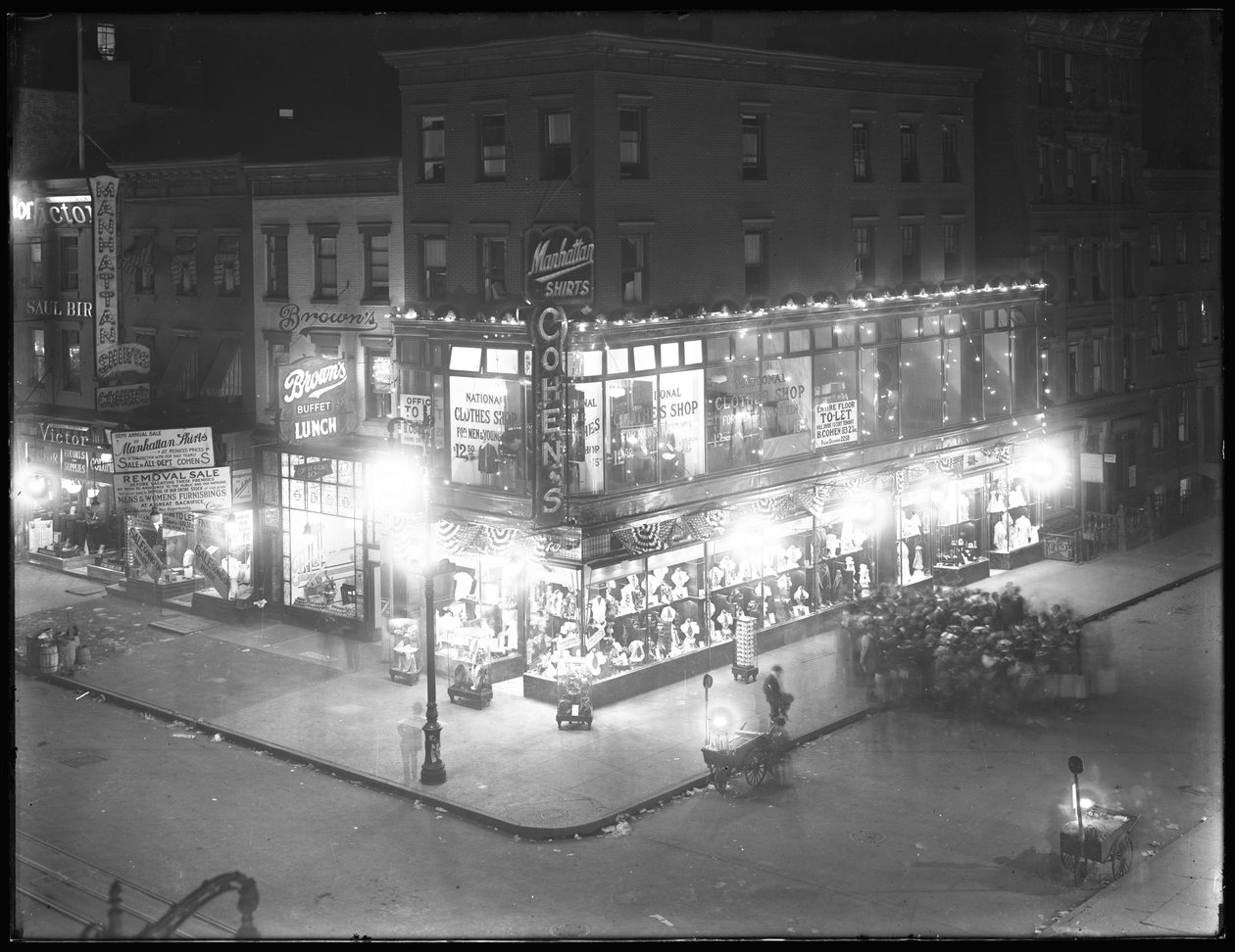 Tienda de ropa de Cohen con escaparates iluminados, Segunda Avenida y Calle 7, Ciudad de Nueva York, 16 de septiembre de 1916 de William Davis Hassler