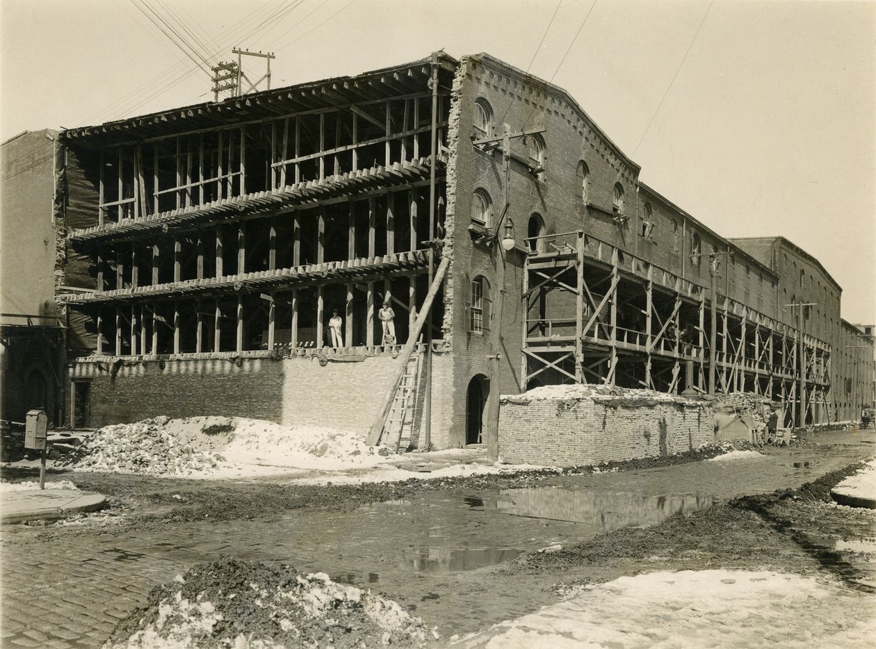 Sitio de construcción, dos hombres de pie en el lado abierto del edificio del almacén; Robbins y Ripley Ingenieros y Contratistas, 23 de marzo de 1916 de William Davis Hassler