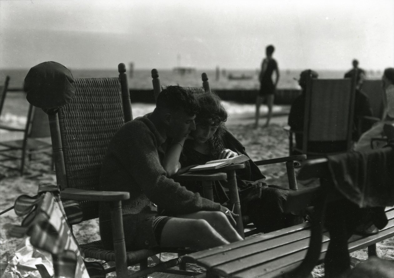 Pareja leyendo en la playa, Coney Island, c.1910-21 de William Davis Hassler