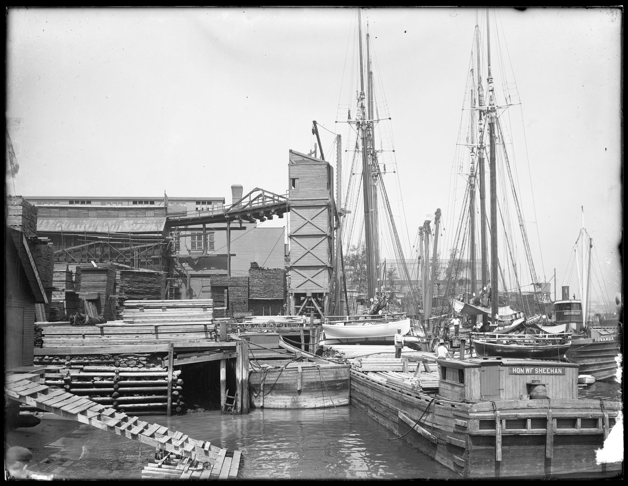 Muelles y barcos en un frente marítimo no identificado, posiblemente el río Harlem, Inwood, Nueva York, c.1910 de William Davis Hassler
