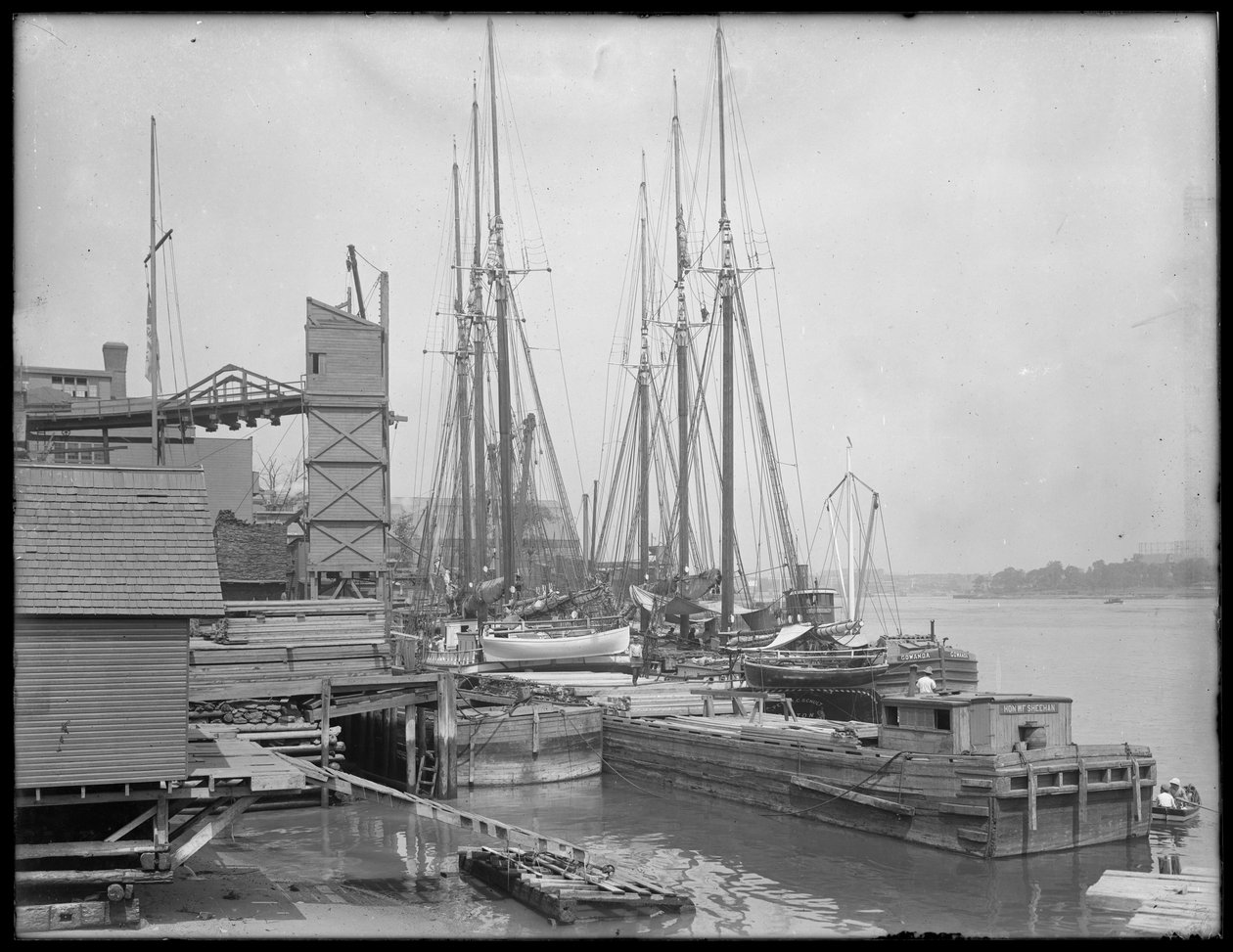 Muelles y barcos en un frente de agua no identificado, posiblemente el río Harlem, Inwood, Nueva York, c.1910 de William Davis Hassler