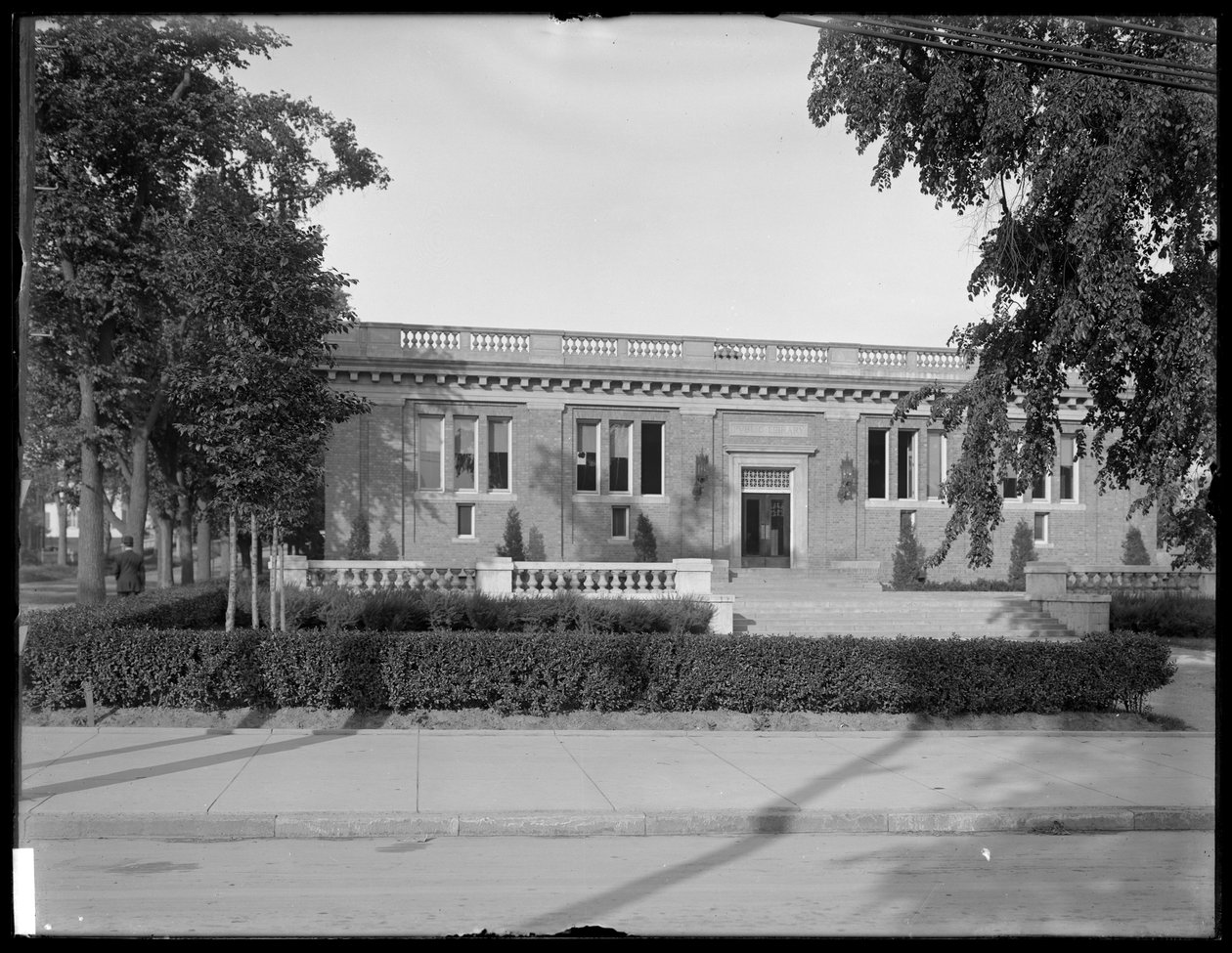 Sucursal Elmhurst de la Biblioteca Pública del Distrito de Queens; Una biblioteca Carnegie, c.1910 de William Davis Hassler