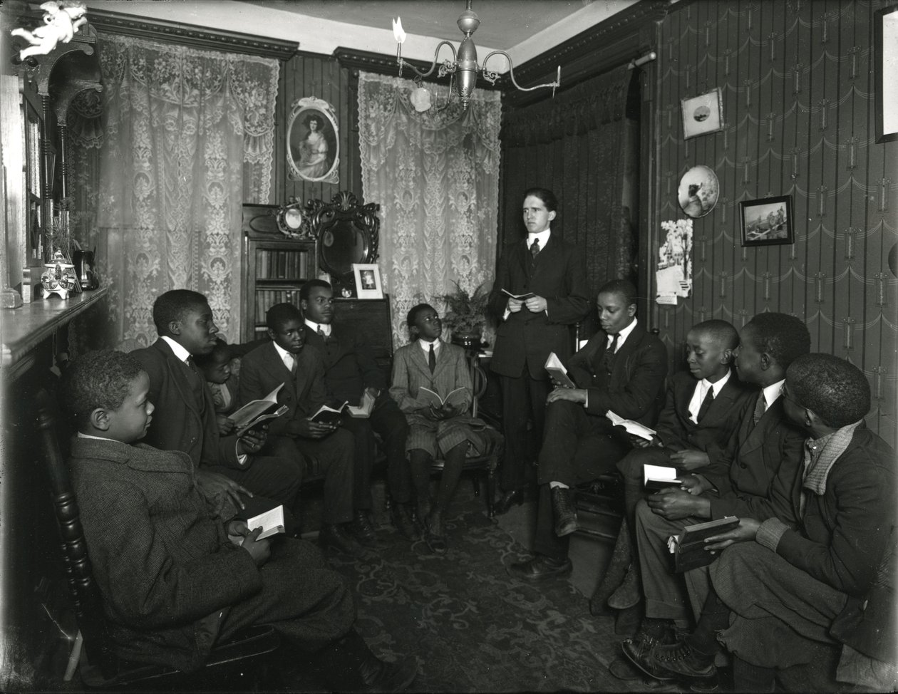 Lección del Comité Evangelista en casa de la Sra. Bostick, 72 West 99th Street, el Sr. Rockwood enseñando a un grupo de jóvenes afroamericanos. 31 de marzo de 1916 de William Davis Hassler