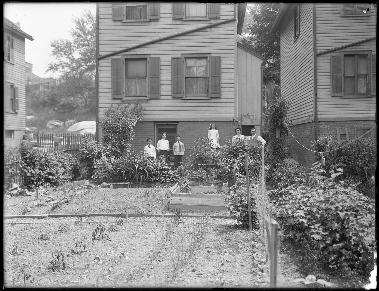 Familia posa junto a su huerto trasero, Inwood, Nueva York, c.1910 de William Davis Hassler