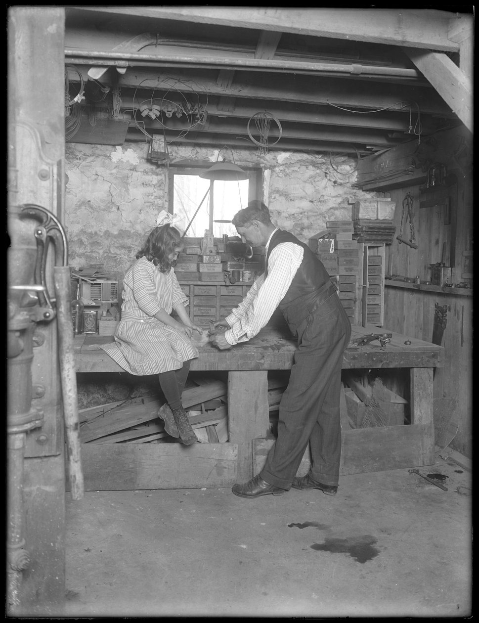 Frank P. Hassler y Mary Hassler en el sótano, Glen Ellyn, c.1912 de William Davis Hassler