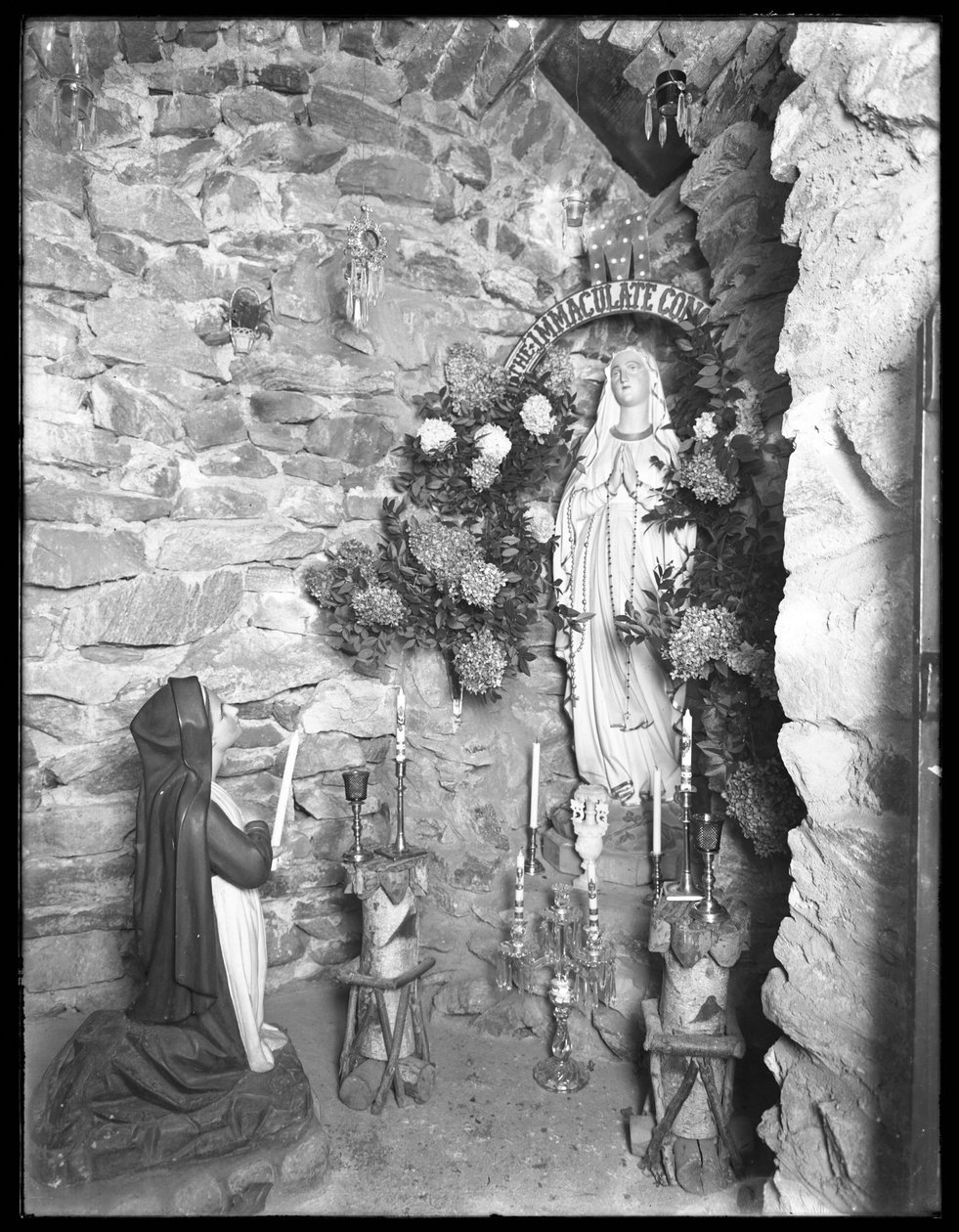 Gruta con santuario a la Virgen María, Hospital Seton, Spuyten Duyvil, Bronx, 2 de noviembre de 1914 de William Davis Hassler
