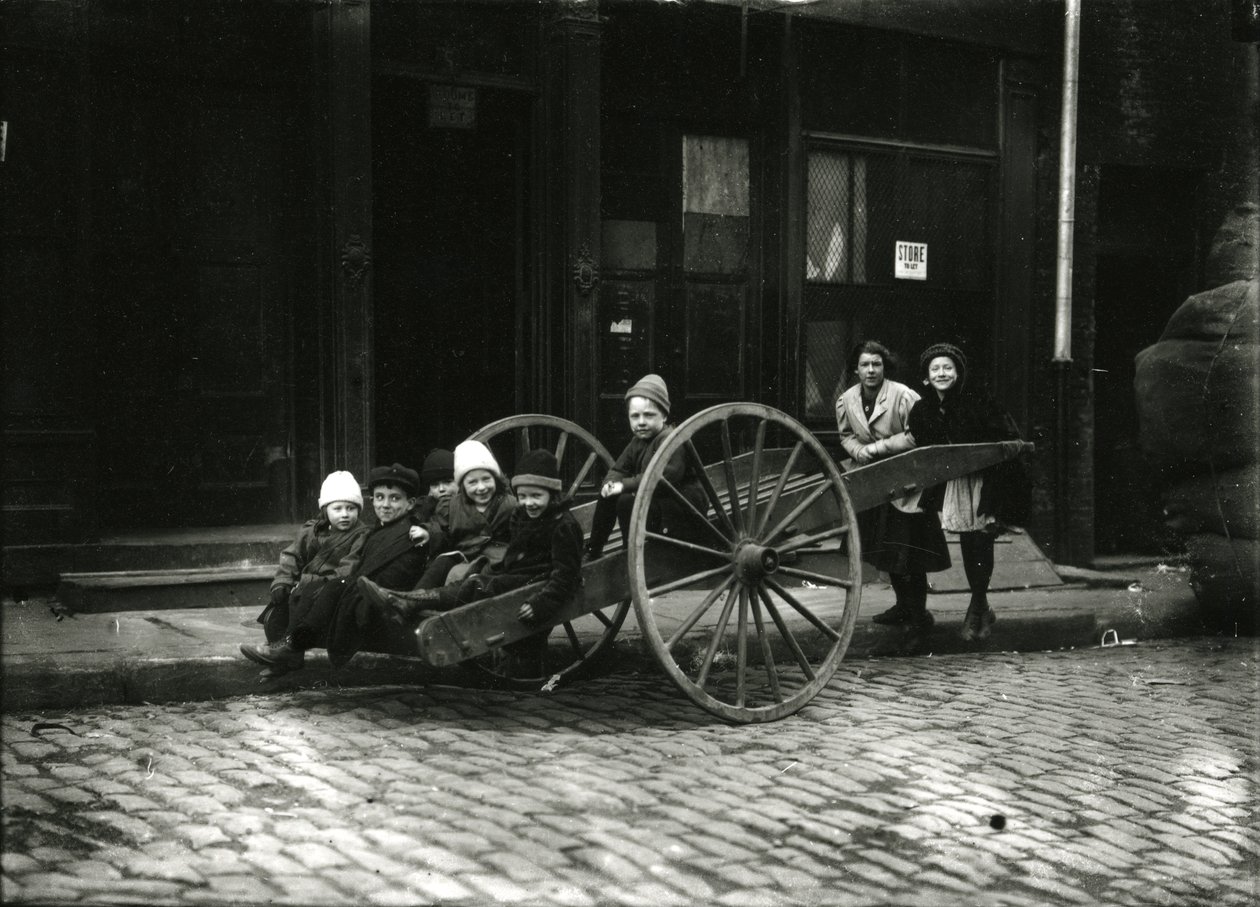 Grupo de niños en un carro, con una niña y una mujer de pie detrás, c.1910-21 de William Davis Hassler