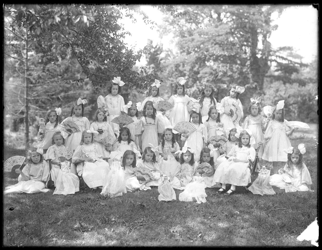 Retrato de grupo de niñas no identificadas, probablemente el Asilo de Huérfanos Católicos Romanos, Kingsbridge, Bronx, c.1910 de William Davis Hassler