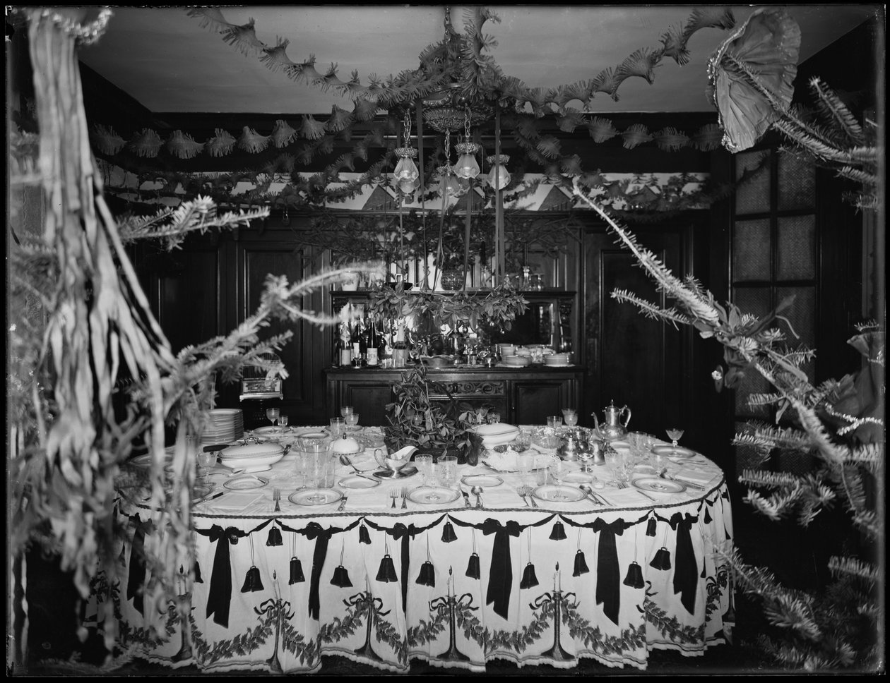 Interior de la residencia del Sr. y la Sra. William Mill Butler, decorada para Navidad, 4 de enero de 1917 de William Davis Hassler