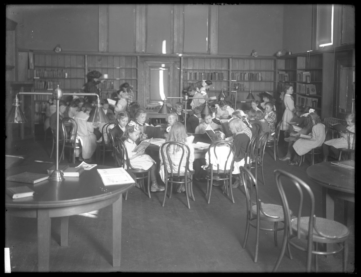 Vista interior de una sucursal no identificada de la Biblioteca Pública del Borough de Queens, c.1910 de William Davis Hassler