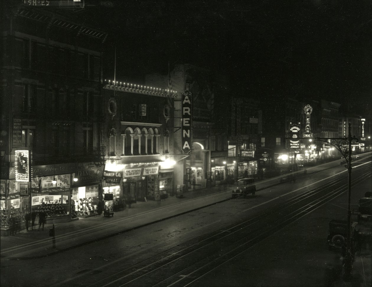 Vista nocturna en el lado sur de la calle 23 entre las avenidas Sexta y Séptima, c.1916-17 de William Davis Hassler