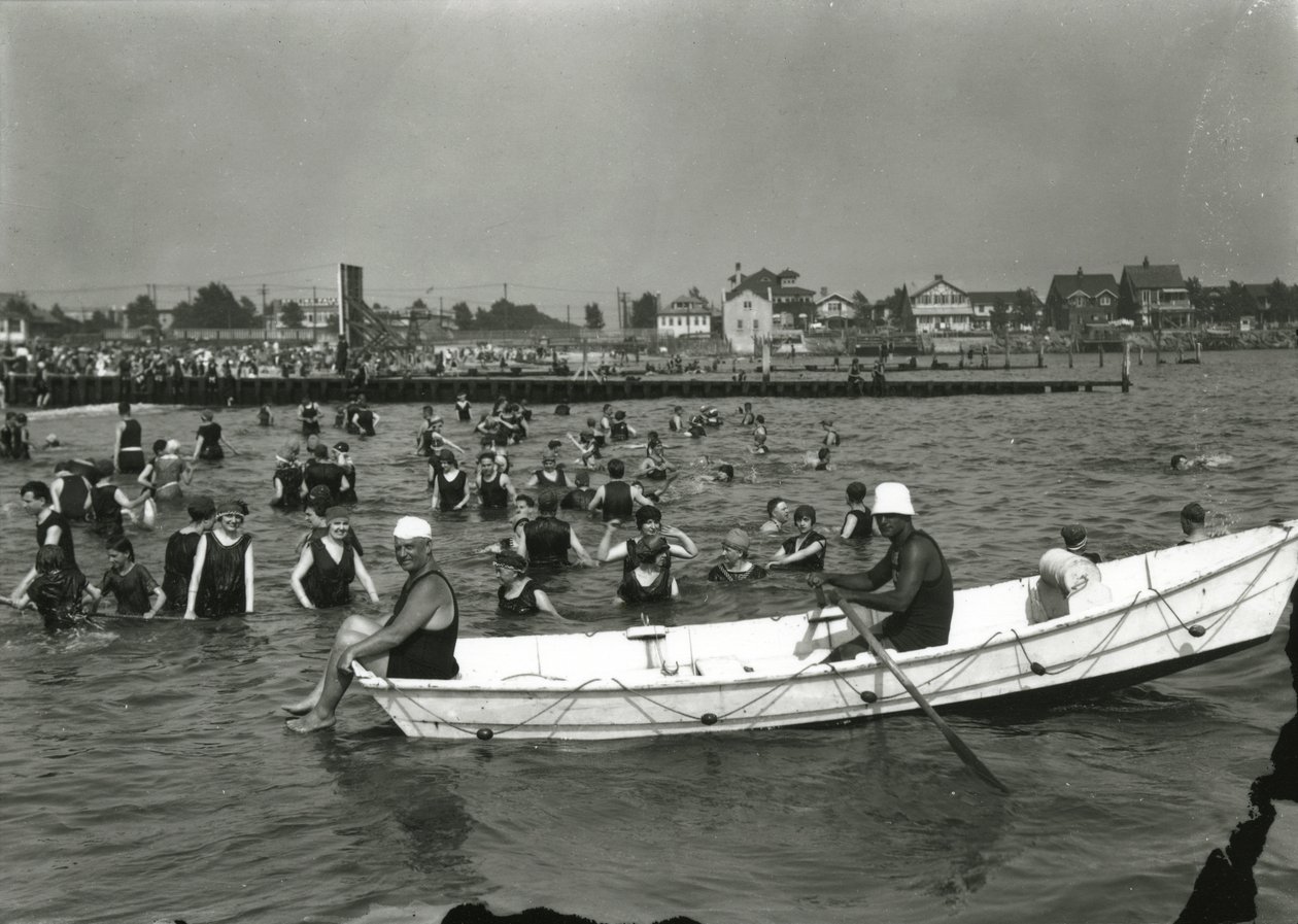 Bote de Remo y Nadadores en el Agua, Coney Island, c.1910-21 de William Davis Hassler