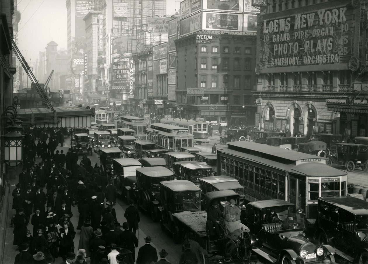 Times Square, lleno de coches, autobuses y gente, c.1917 de William Davis Hassler