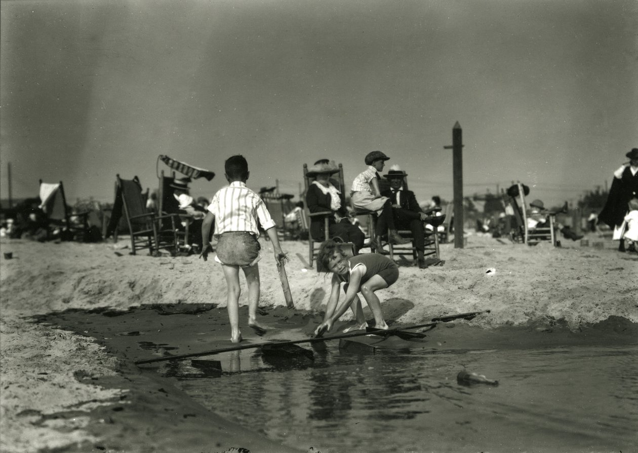 Dos niños juegan con restos de madera en aguas poco profundas, Coney Island, c.1910-21 de William Davis Hassler