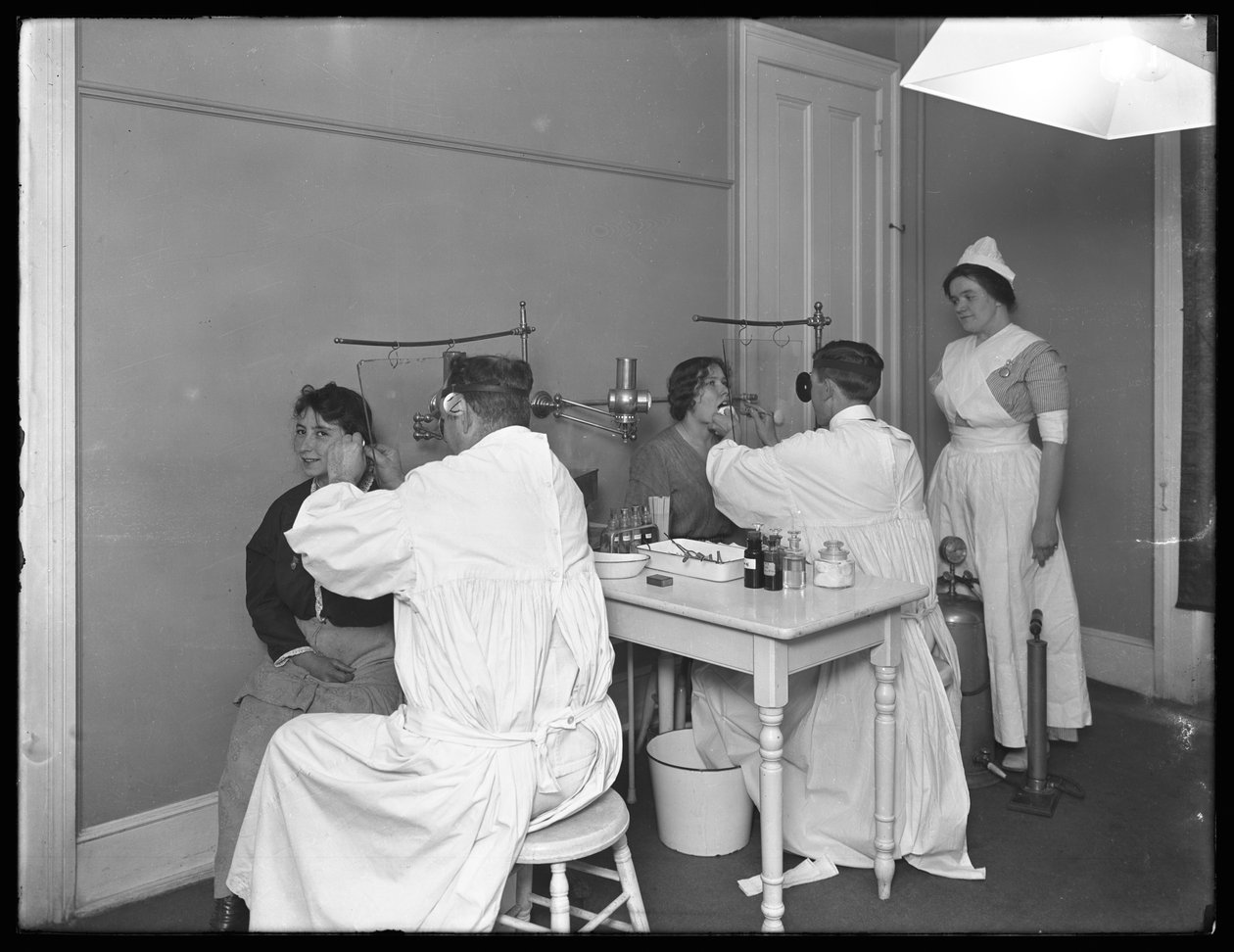Dos pacientes siendo examinados, Sala de Exámenes #1, Hospital Seton, Spuyten Duyvil, Bronx, 30 de octubre de 1914 de William Davis Hassler