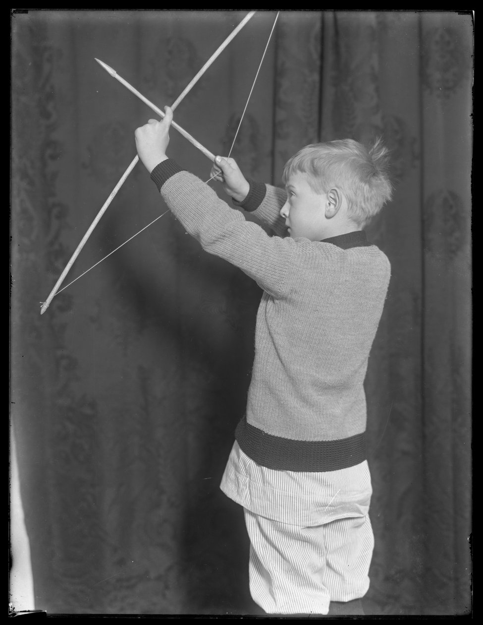 William Gray Hassler posando con arco y flecha, c.1912 de William Davis Hassler