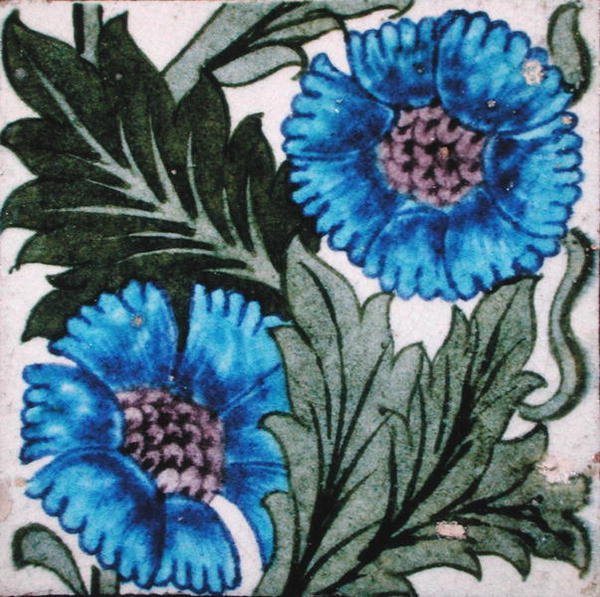 Azulejo con diseño floral de William de Morgan