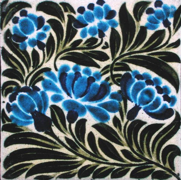 Azulejo con diseño floral de William de Morgan