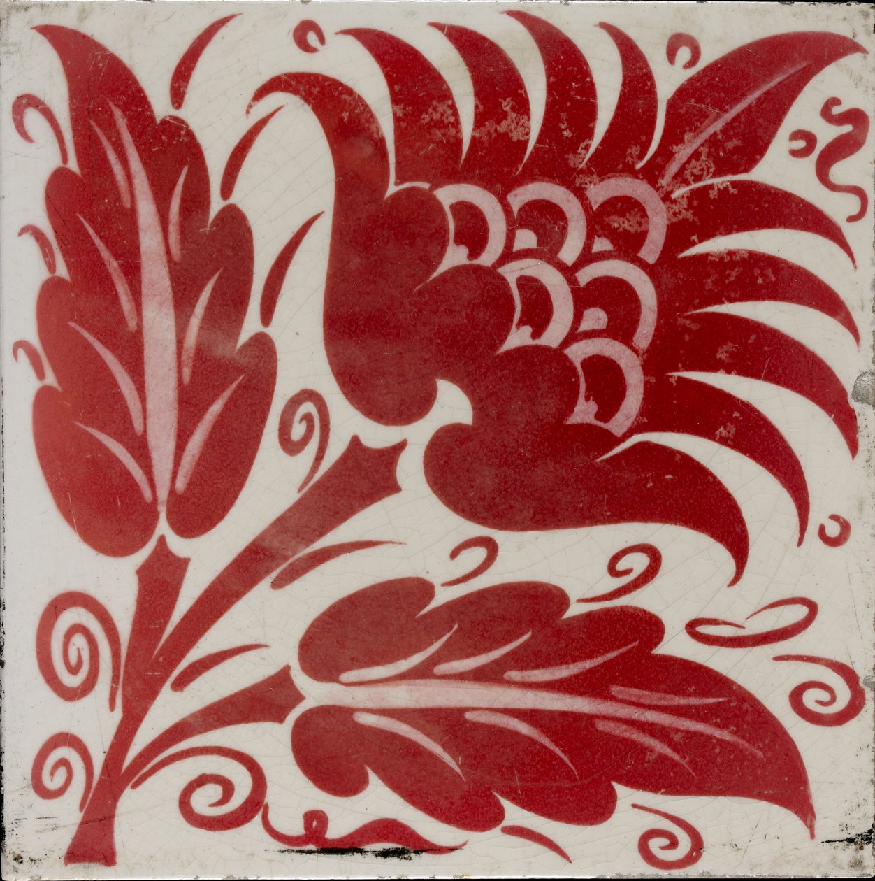 Azulejo con flor estilizada con dos hojas y zarcillos de William Frend De Morgan
