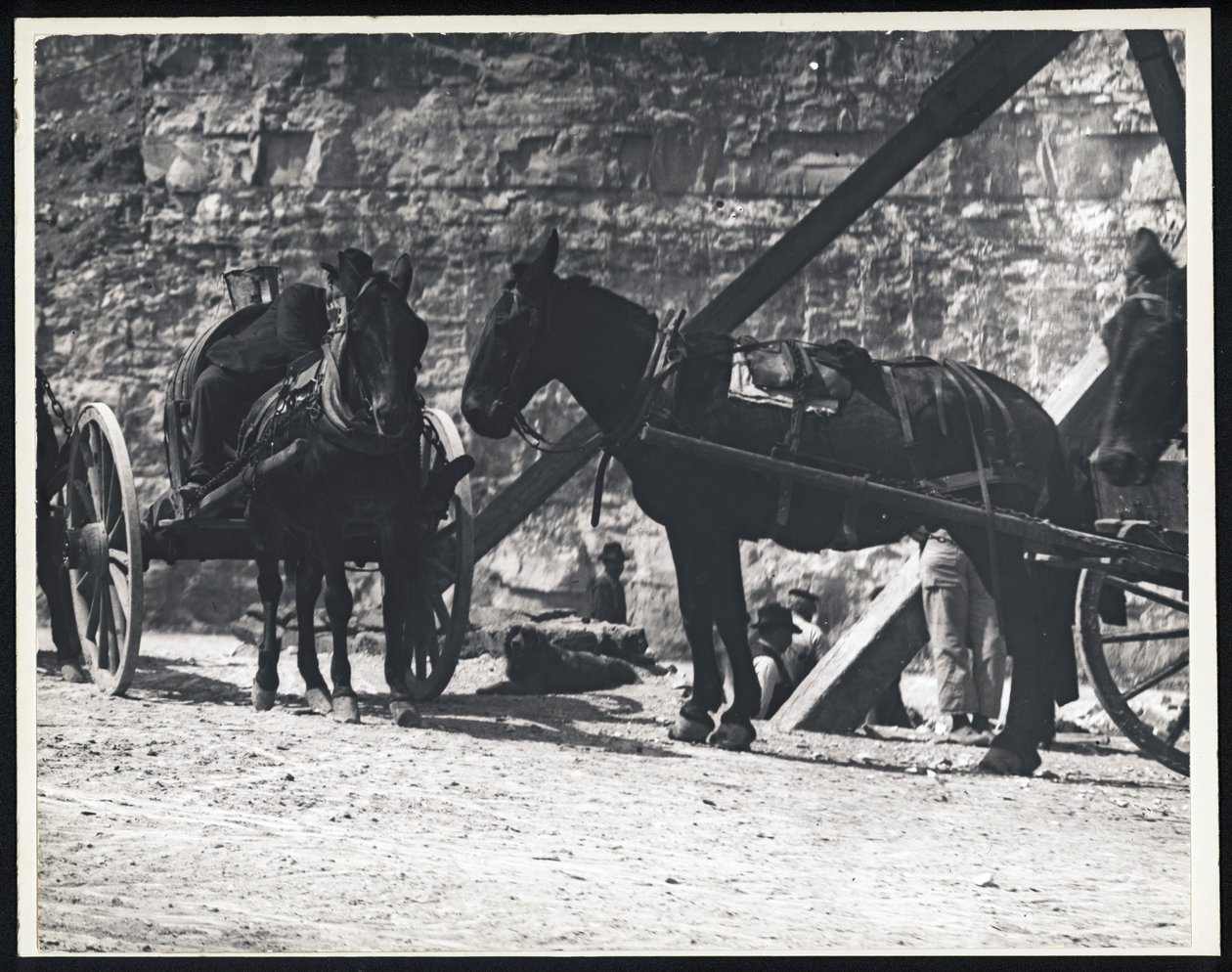 Fotografía horizontal en blanco y negro de dos carros tirados por caballos en una cantera de William G. Swekosky