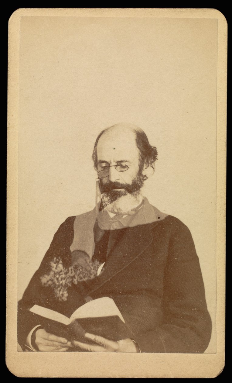 [Hombre calvo y barbudo no identificado leyendo sentado] de William H. Mumler