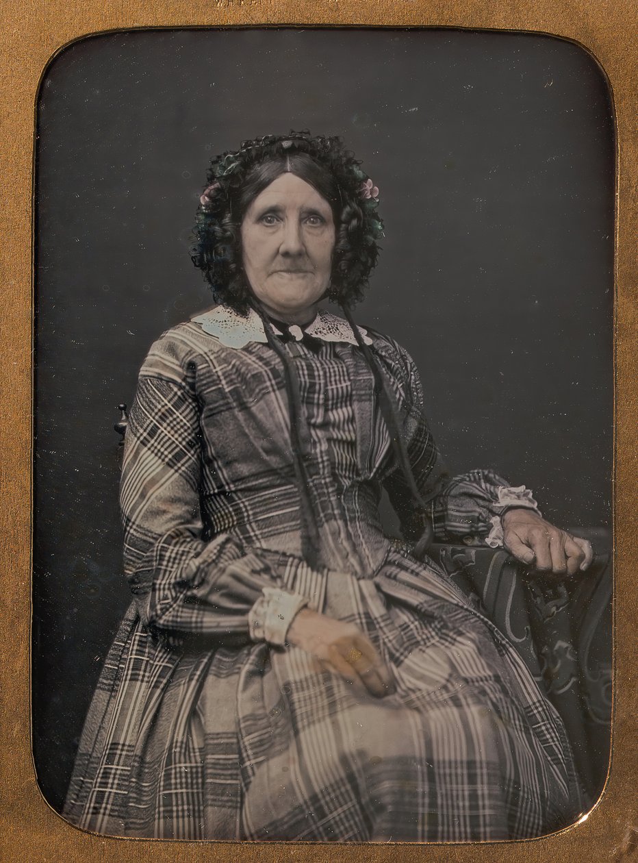 Mujer anciana sentada con vestido a cuadros y gorro, 1854-60 de William Hardy Kent