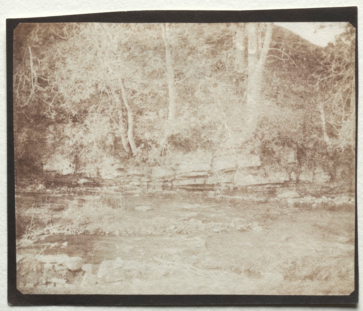 Un Riachuelo de Montaña que Fluye al Pie del Castillo de Doune, 1844 de William Henry Fox Talbot