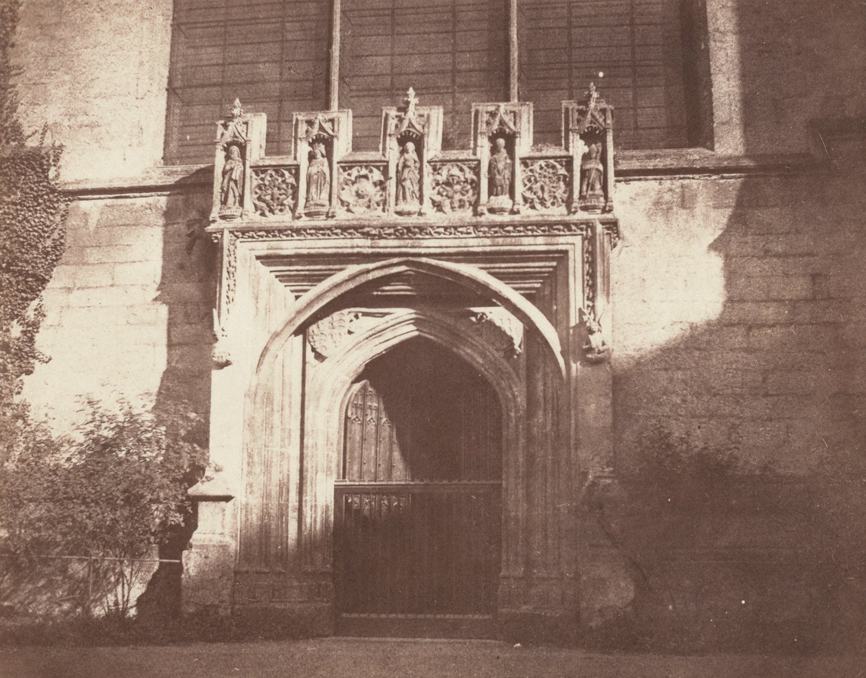 Una puerta antigua, Magdalen College, Oxford,1843 (foto) de William Henry Fox Talbot