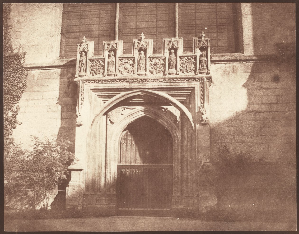Una antigua puerta en Magdalen College, Oxford, abril de 1843 (foto) de William Henry Fox Talbot